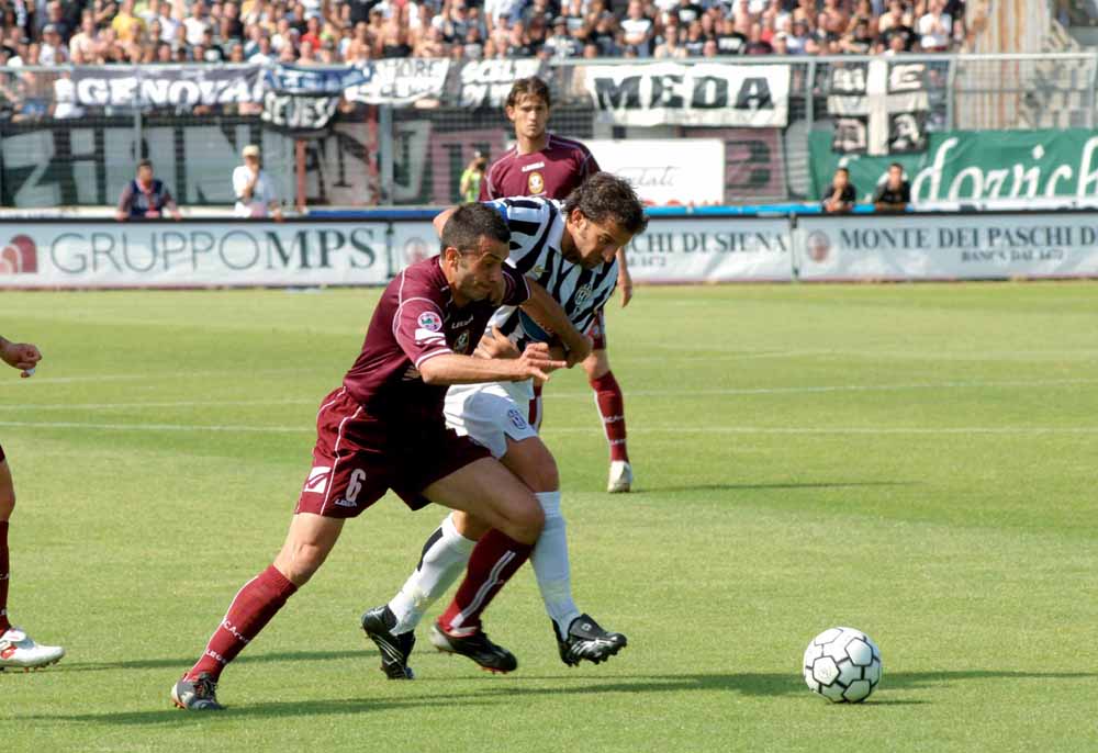 serie B, Bricca contende il pallone a Del Piero 